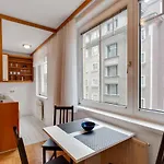 City Apartment Close To Shopping Mile